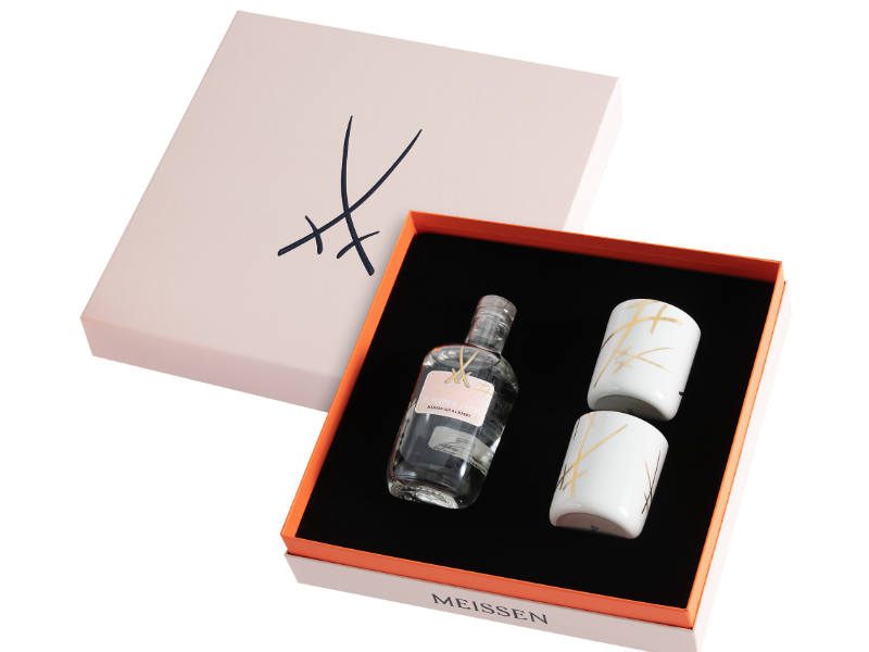 Geöffnetes MEISSEN Porzellan-Set mit Gin & Cherry und zwei Bechern